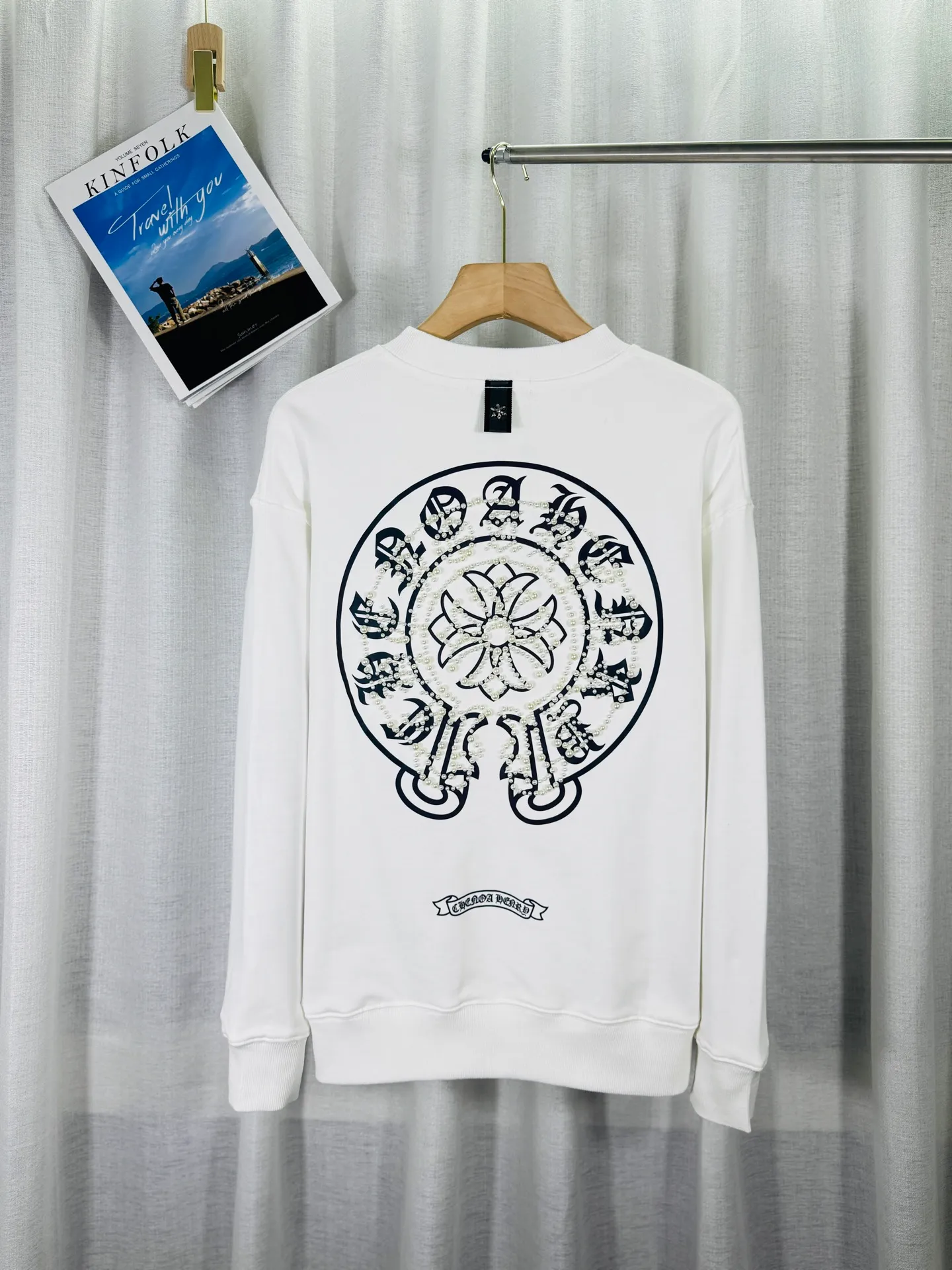 P250 top version, real shot without P, ​​different from market currency) 𝗖𝗵𝗿𝗼𝗺𝗲 𝗛𝗲𝗮𝗿𝘁𝘀/Cro Heart 2025 Reflective Embroidered Beads Compass Embroidered Autumn and Winter New Original Counter American Laser Burnt 3D Pearl Embroidered Couple Casual Sweater 👑The highest version! Customized fabric 420g tripe terry fabric! American acid-washed and distressed original fabric laser burnt ✟appliqué embroidery and exquisite embroidery of letters! The best-selling model in the counter, very comfortable to wear. Accessories: original molded and authenticated collar label➕100% silk wash label. Genuine purchase-grade original hangtag➕matching hanging rope➕3D hanging beads➕original packaging bag. Craftsmanship: The original version has consistent wiring! The highest version of the armhole matching technique! Color: Black White Size: S M L XL Style No.: 9315